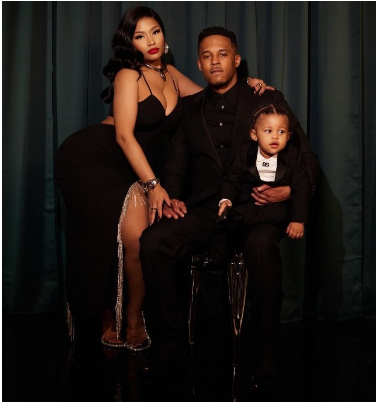 (bckonline.com) In this photo, Nicki Minaj is seen posing with her husband, Kenneth Petty; as well as her son, nicknamed “Papa Bear”. 

