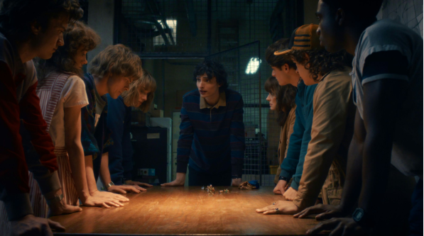 image source from: https://www.heute.at/i/stranger-things-so-wird-das-grosse-finale-120146493/doc-1javpuvmq4 under the creative commons license

caption:
An image from Stranger Things Season 5, showcasing characters: Mike Wheeler, Robin Buckley, Jonathan Byers, Nancy Wheeler, Steve Harrington, Lucas Sinclair, Dustin Henderson, William Byers, and Joyce Byers.
